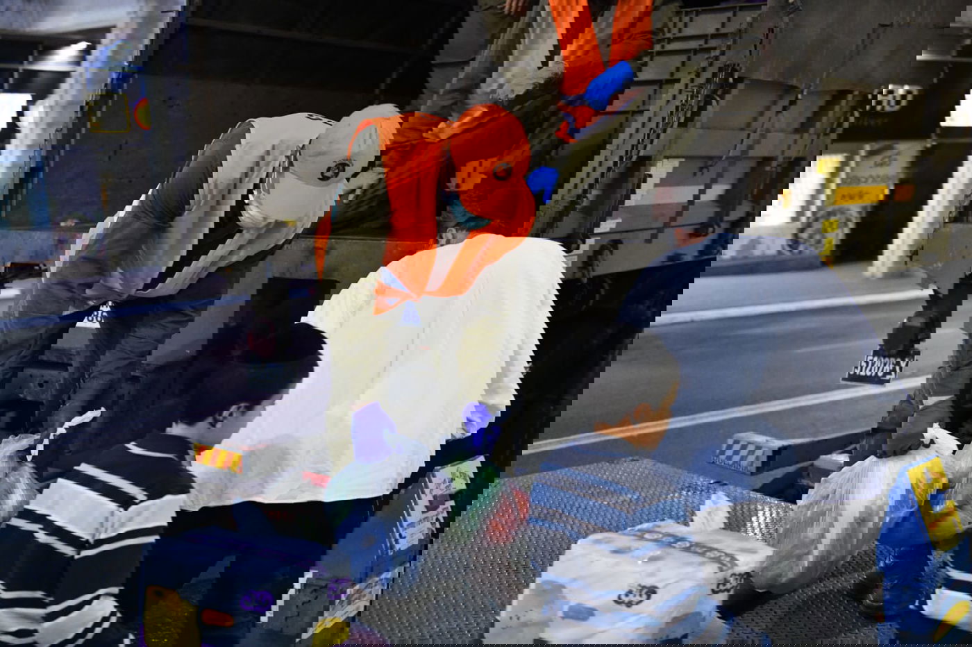 חיילי צה"ל בחלוקת מזון לתושבי בני ברק • צפו