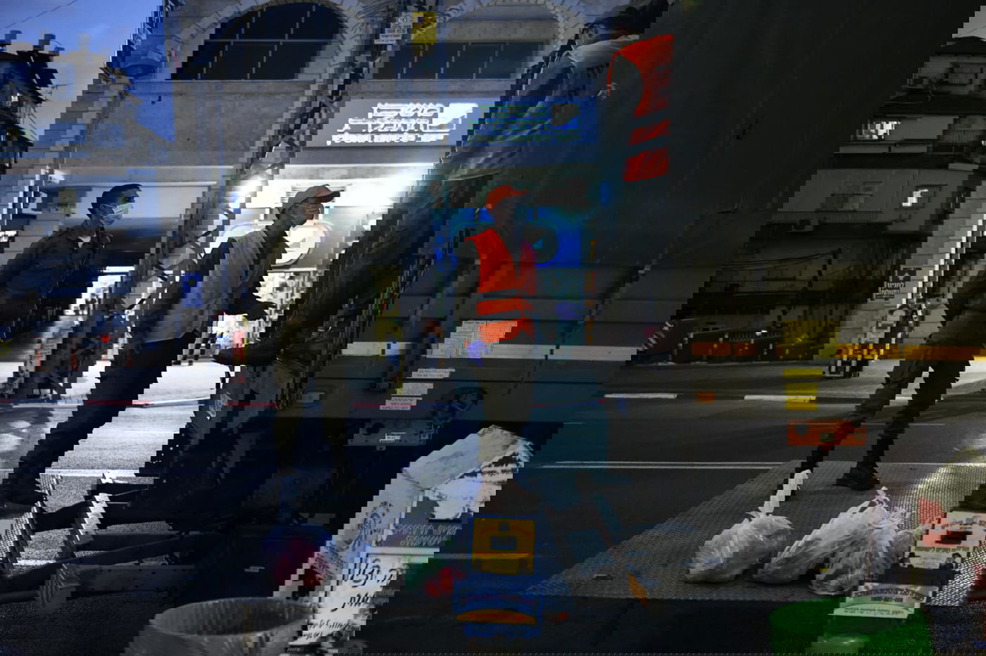 חיילי צה"ל בחלוקת מזון לתושבי בני ברק • צפו