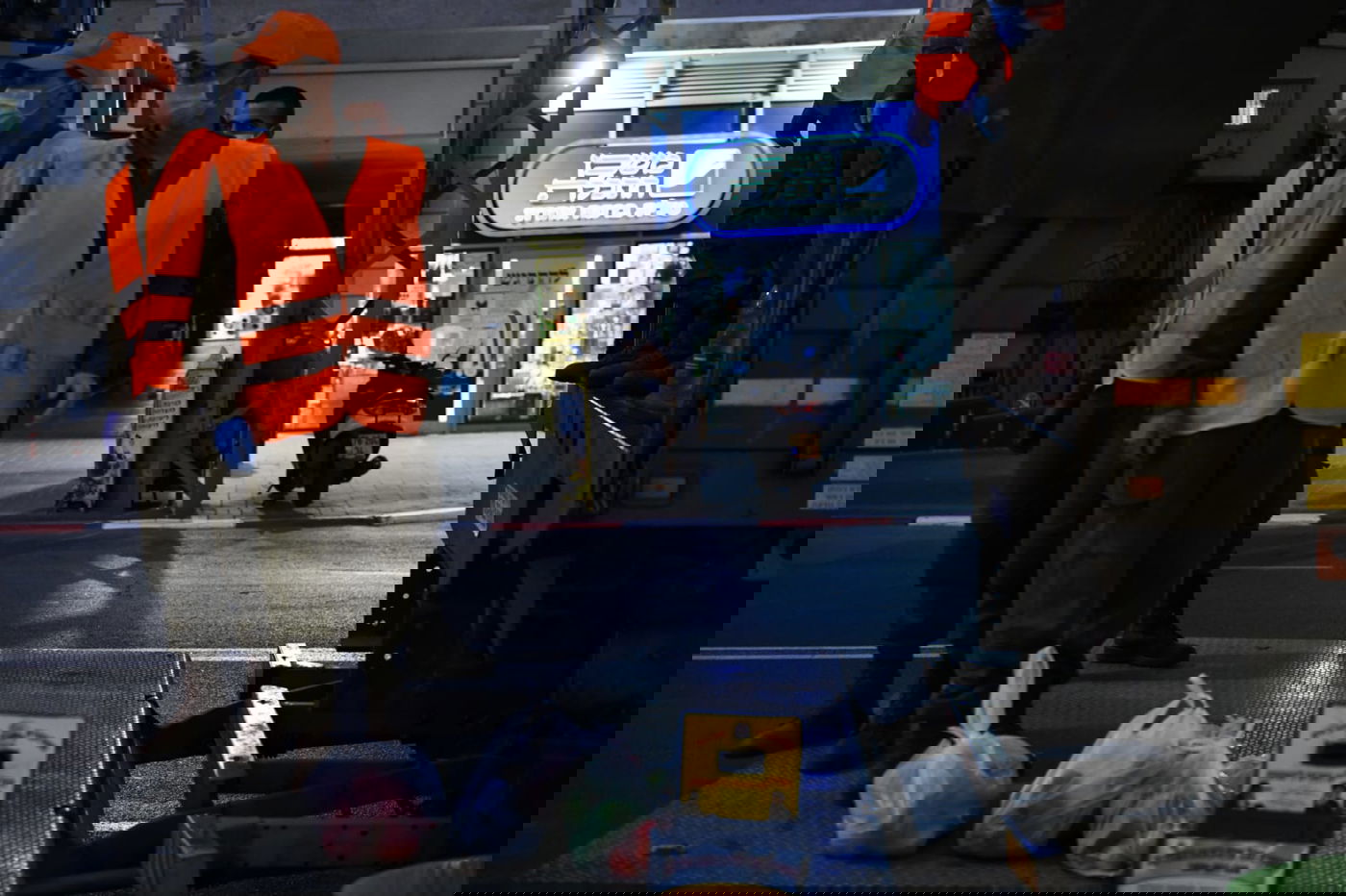 חיילי צה"ל בחלוקת מזון לתושבי בני ברק • צפו