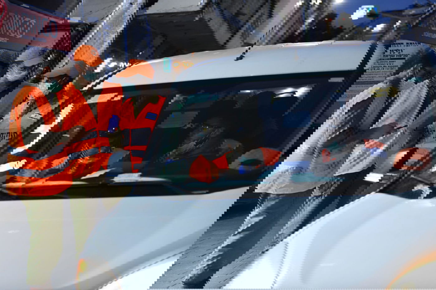 חיילי צה"ל בחלוקת מזון לתושבי בני ברק • צפו