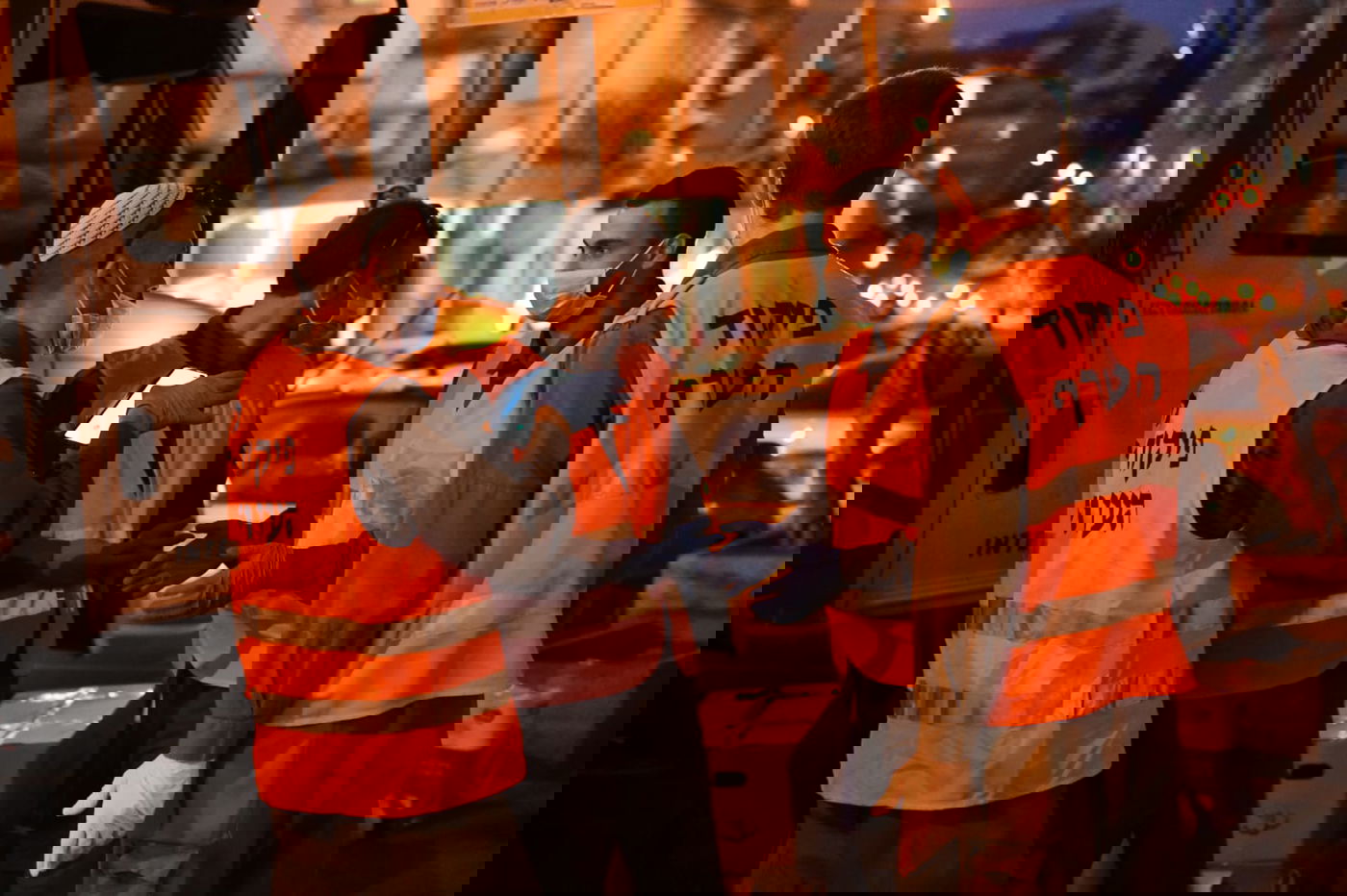 חיילי צה"ל בחלוקת מזון לתושבי בני ברק • צפו