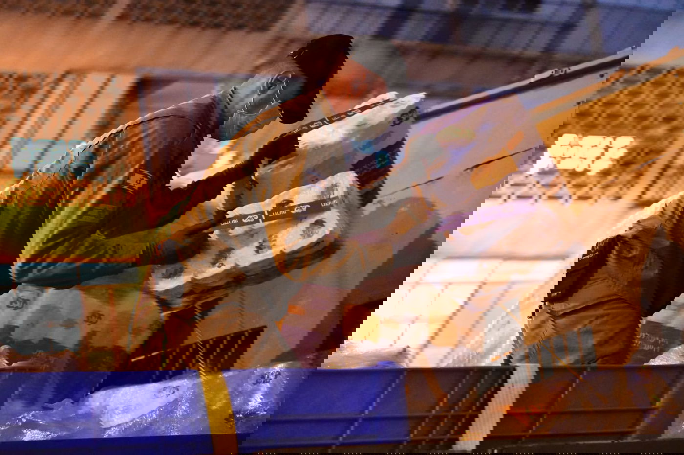 חיילי צה"ל בחלוקת מזון לתושבי בני ברק • צפו