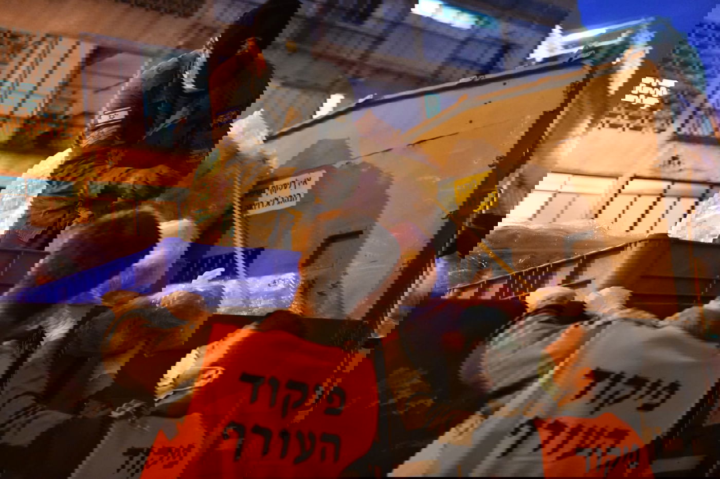 חיילי צה"ל בחלוקת מזון לתושבי בני ברק • צפו