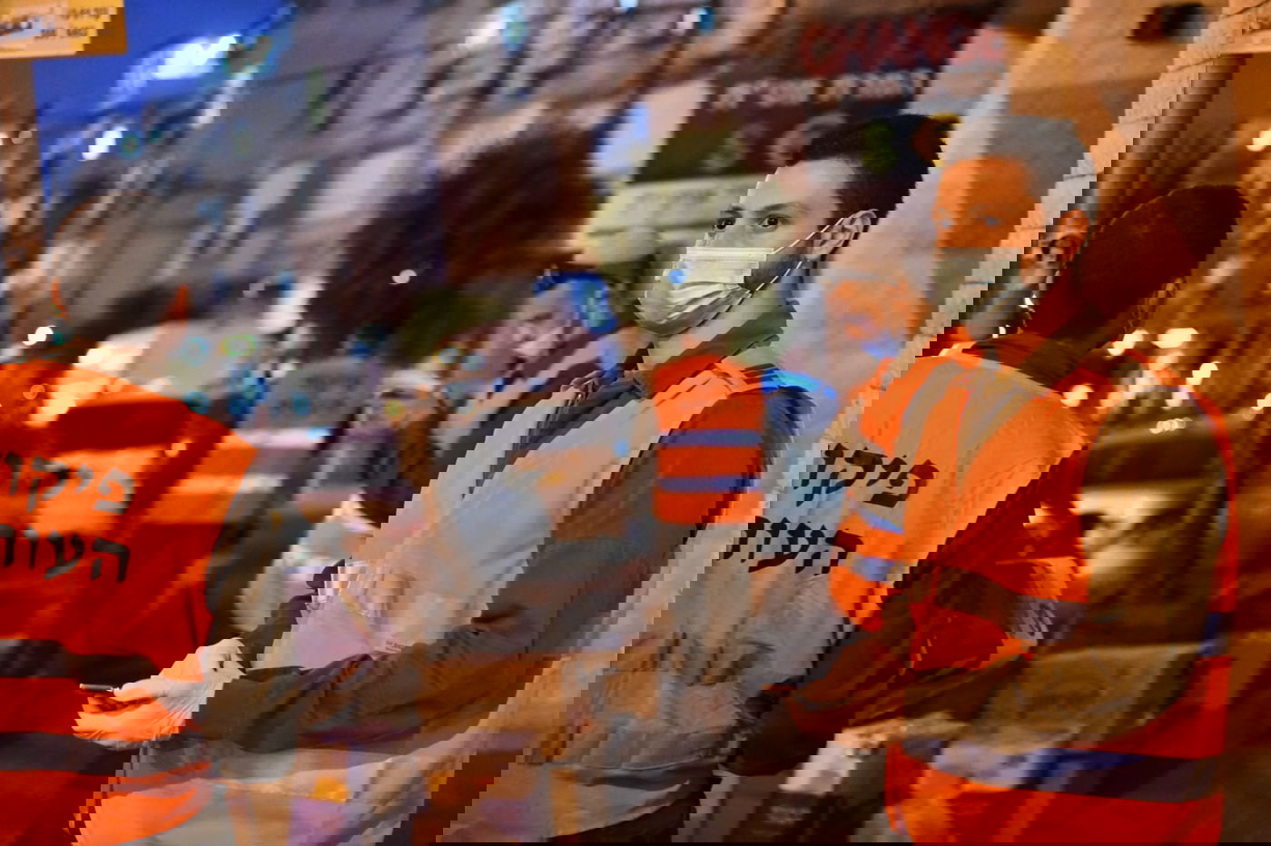 חיילי צה"ל בחלוקת מזון לתושבי בני ברק • צפו