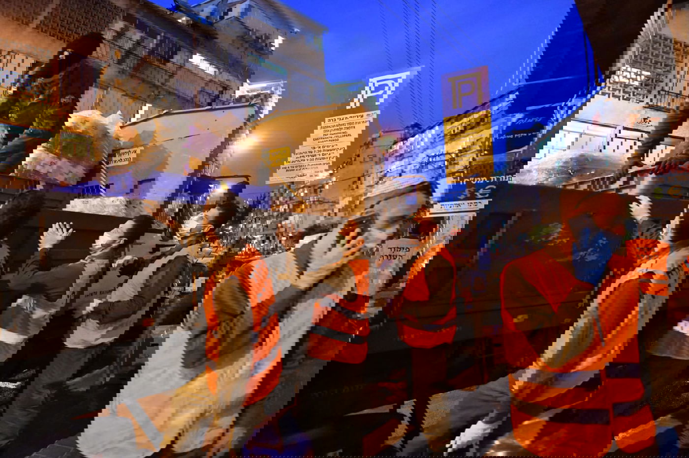 חיילי צה"ל בחלוקת מזון לתושבי בני ברק • צפו