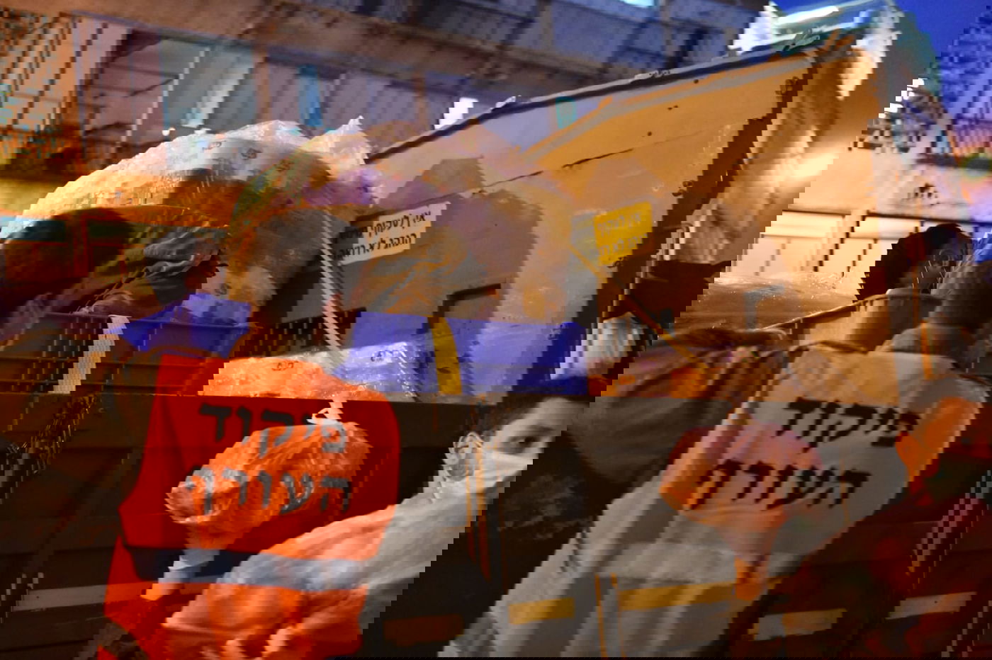 חיילי צה"ל בחלוקת מזון לתושבי בני ברק • צפו