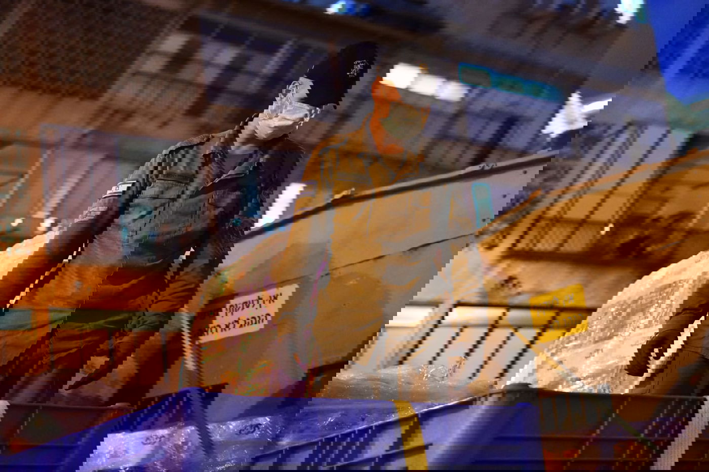 חיילי צה"ל בחלוקת מזון לתושבי בני ברק • צפו