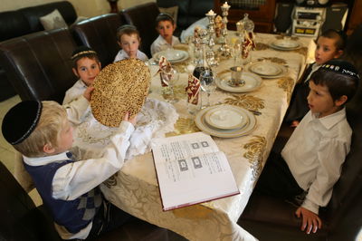 הסלבס קוראים לכם: צאו עם הילדים למרפסת בליל הסדר