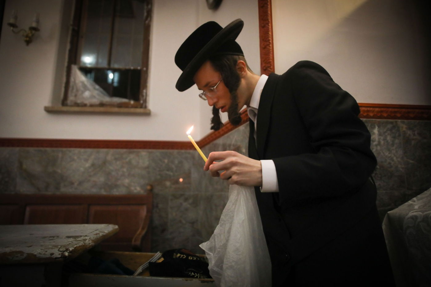 צפו: בדיקת חמץ בבית כנסת במאה שערים