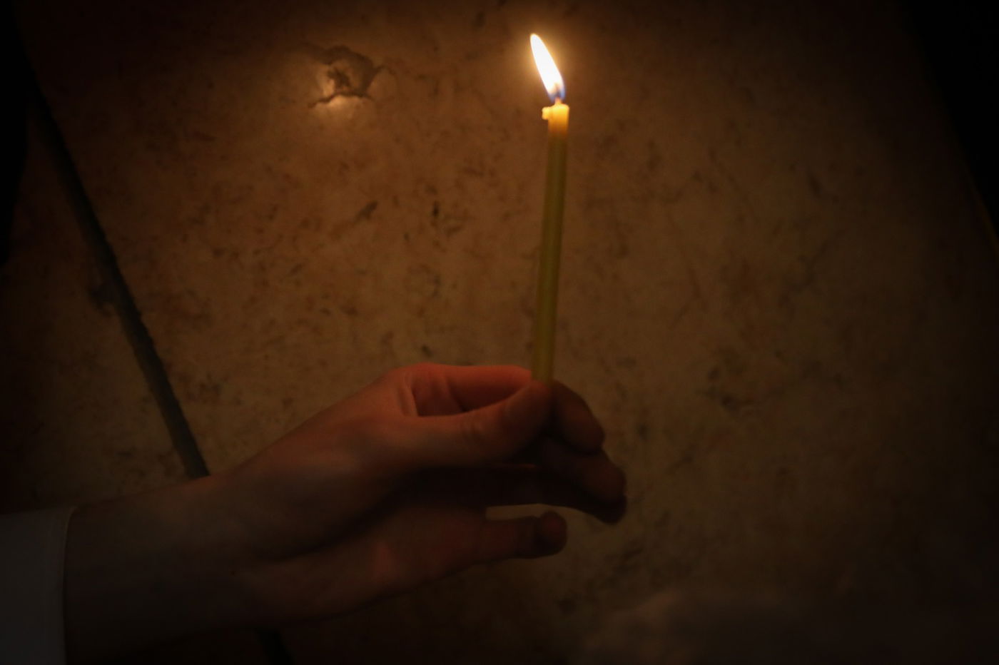 צפו: בדיקת חמץ בבית כנסת במאה שערים