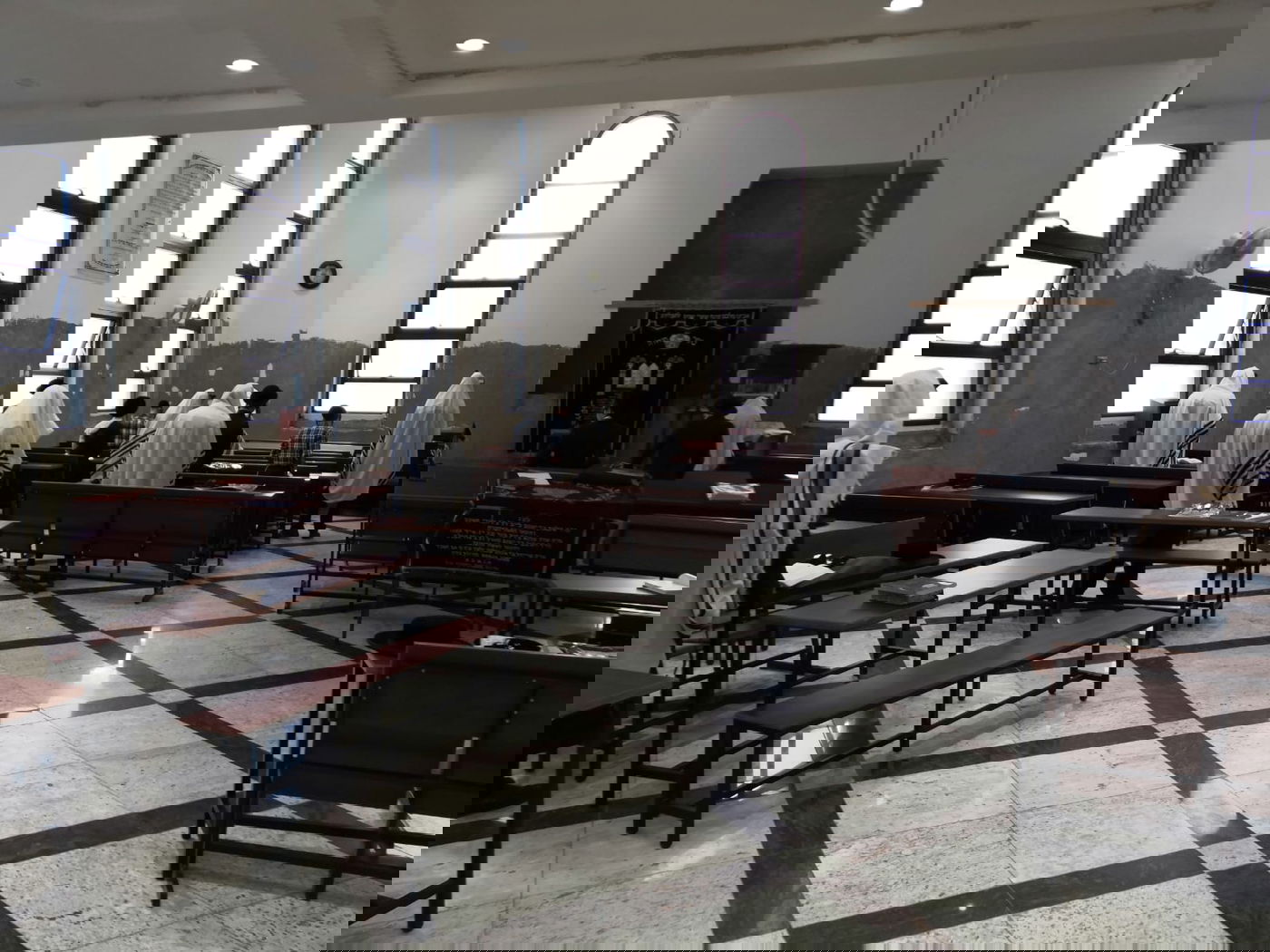 המתפללים בבית הכנסת, הבוקר