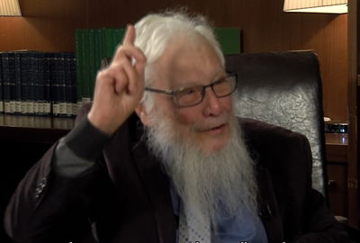 זוכה פרס נובל מכריז: 'חרדים מחזיקים אותנו' • צפו