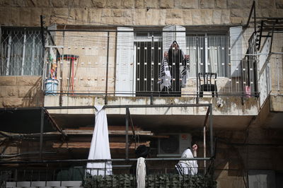 מתפללים במרפסות, כהוראת גדו"י