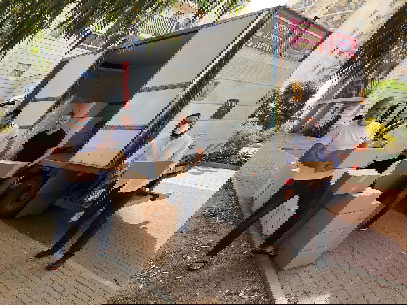 כך הכינה חב"ד רבבות ערכות סדר אישיות