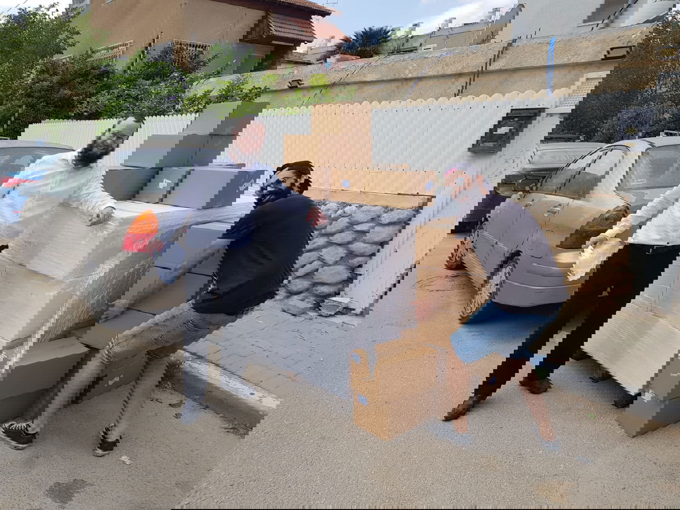 כך הכינה חב"ד רבבות ערכות סדר אישיות