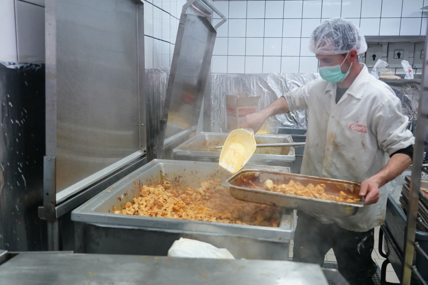 כך הכינה חב"ד רבבות ערכות סדר אישיות