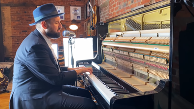 מצמרר: הזמר שהחלים מקורונה מודה בשיר