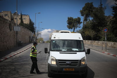 אחרי פסח: יחזרו בהדרגה לעבודה; בתי כנסת ישארו סגורים
