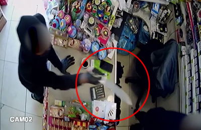 שדד סיגריות וכסף באיומי סכין  - ונעצר • השוד תועד