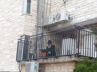 ראש הישיבה מסר שיעור ממרפסת ביתו וחיזק את תושבי השכונה