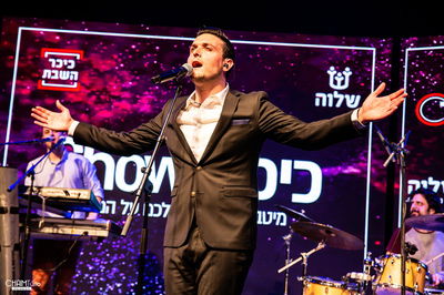 צפו בקובי ברומר והלהקה במופע שמחת חג