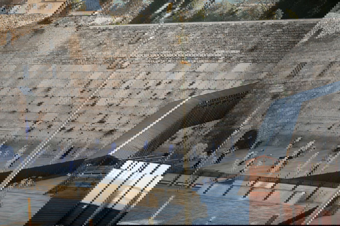 במקום מאה אלף איש, מניין! הכותל, הבוקר