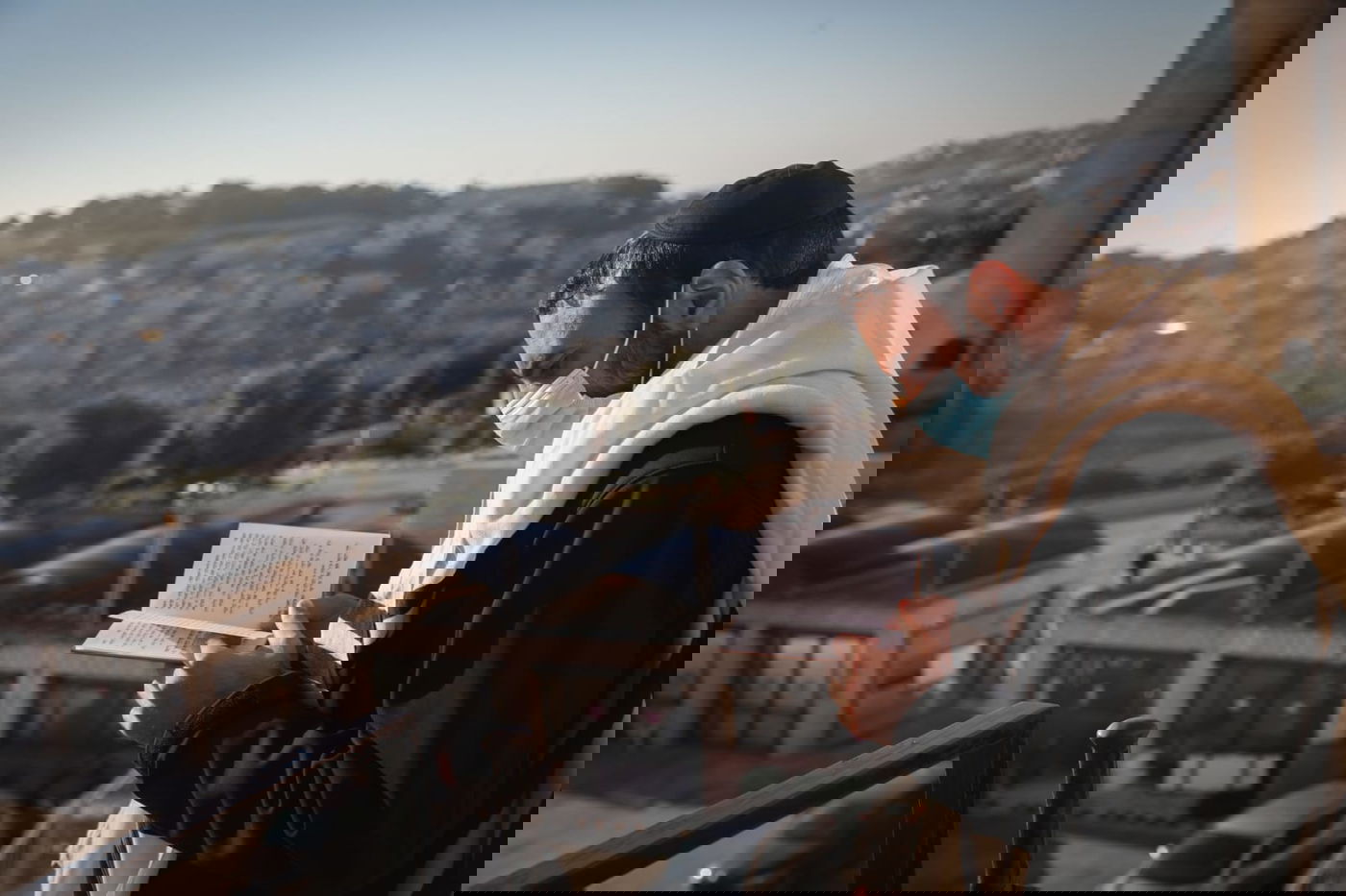 במקום מאה אלף איש, מניין! הכותל, הבוקר