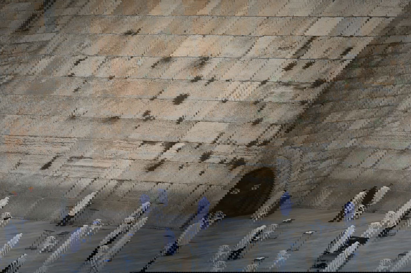 במקום מאה אלף איש, מניין! הכותל, הבוקר