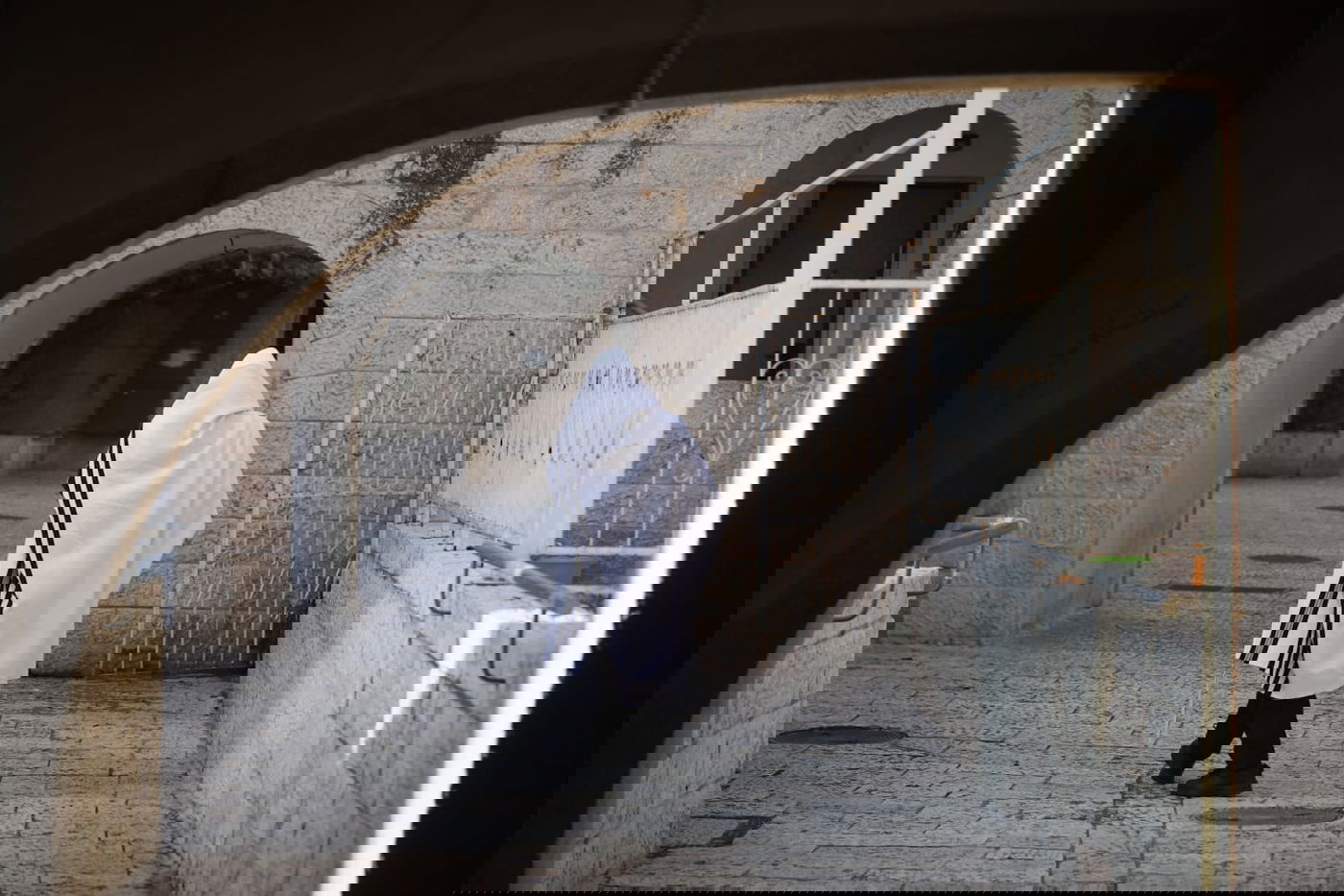 במקום מאה אלף איש, מניין! הכותל, הבוקר