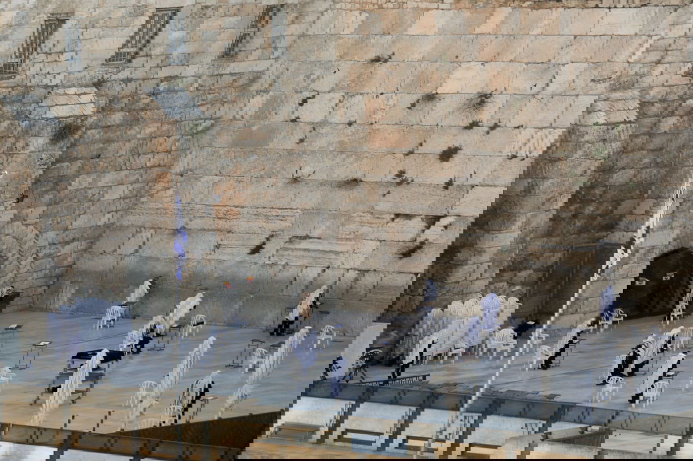 במקום מאה אלף איש, מניין! הכותל, הבוקר