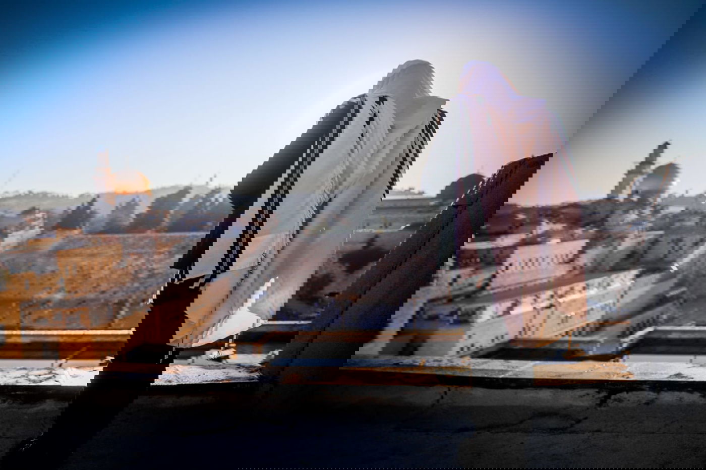 במקום מאה אלף איש, מניין! הכותל, הבוקר