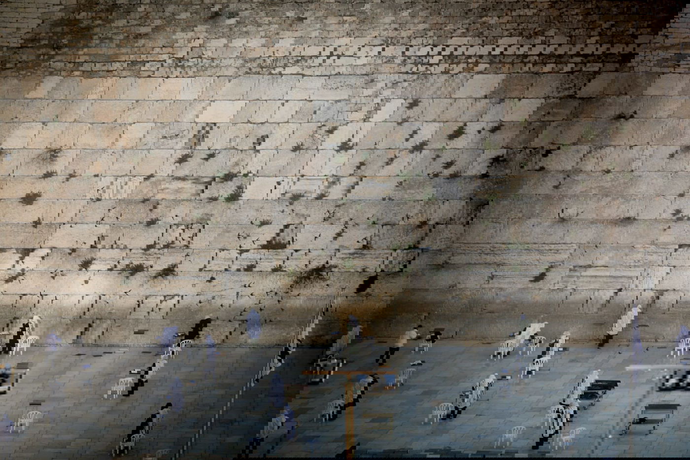 במקום מאה אלף איש, מניין! הכותל, הבוקר