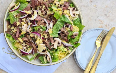 סלט פטריות עם בשר ולבבות חסה