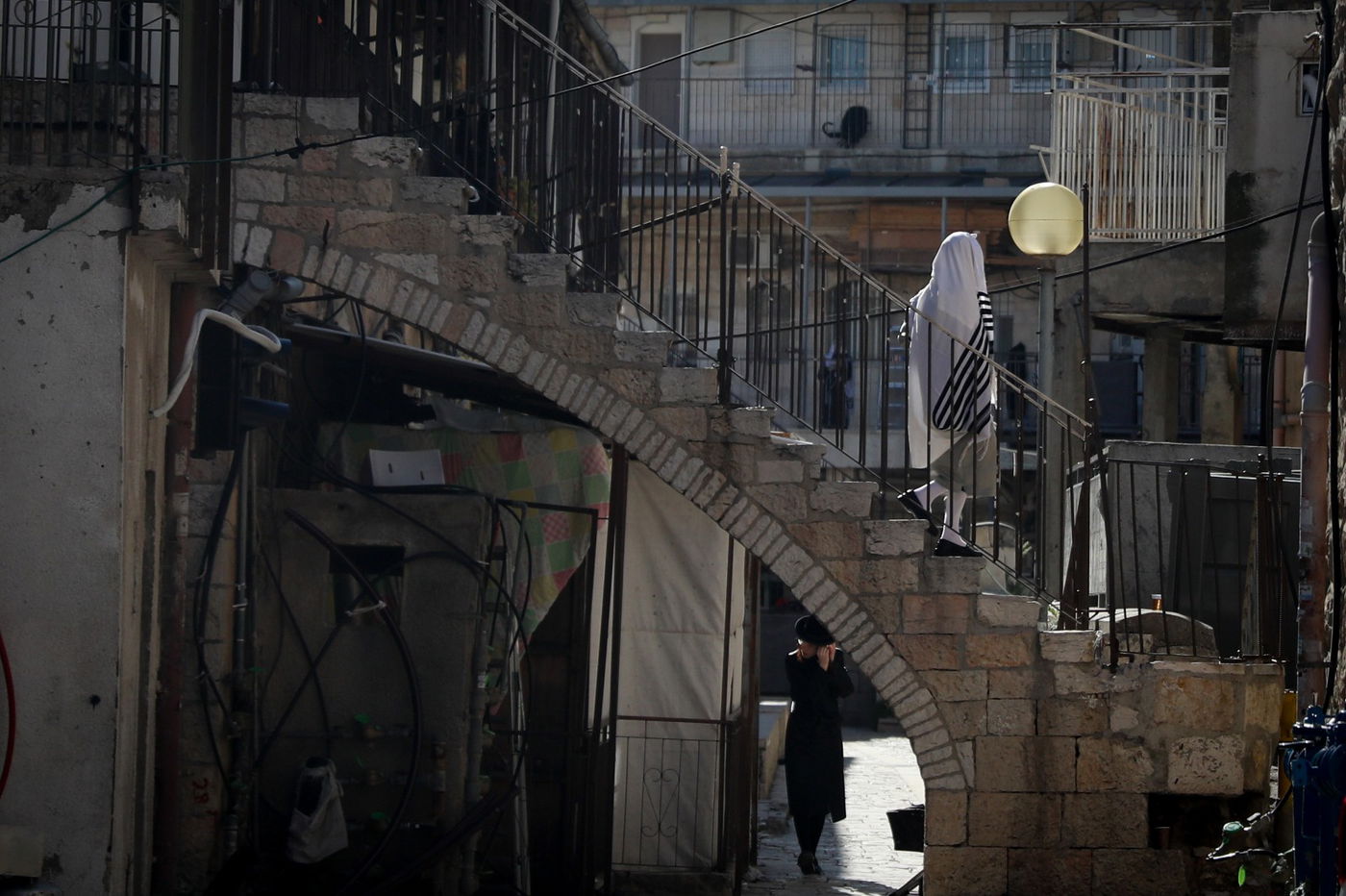 צפו: תפילת המרפסות בשכונה הירושלמית