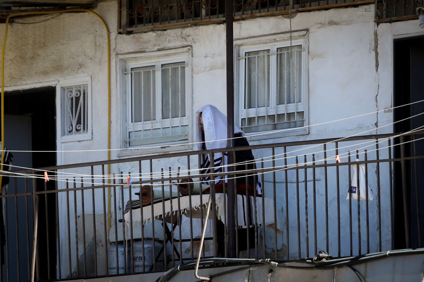 צפו: תפילת המרפסות בשכונה הירושלמית