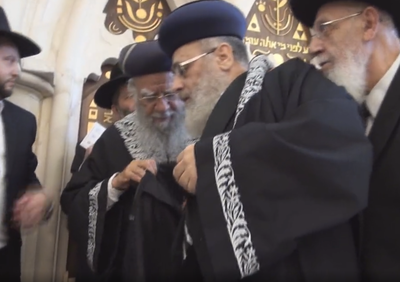 צפו: זקן הראשונים לציון מלביש את הראש"ל הגר"י יוסף בגלימת הראשון לציון