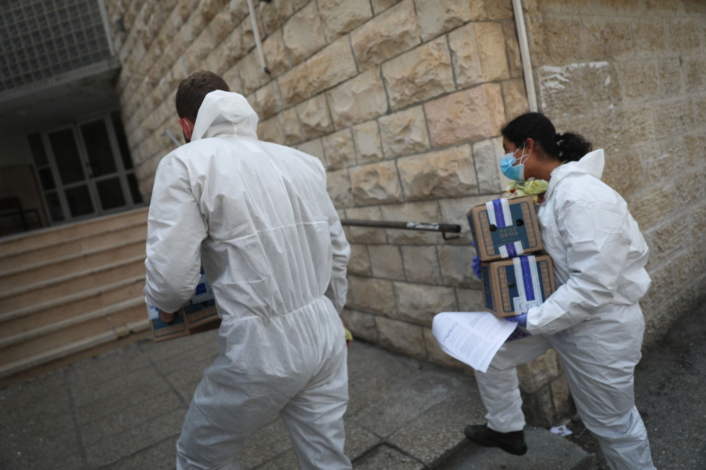 חיילים בלבן מחלקים אוכל בירושלים • תיעוד