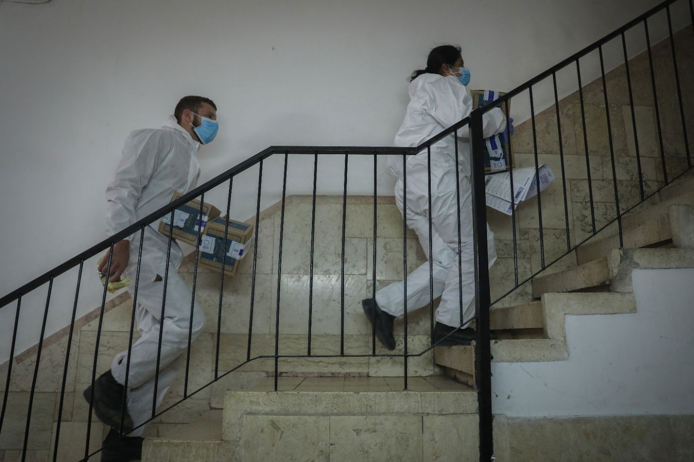 חיילים בלבן מחלקים אוכל בירושלים • תיעוד