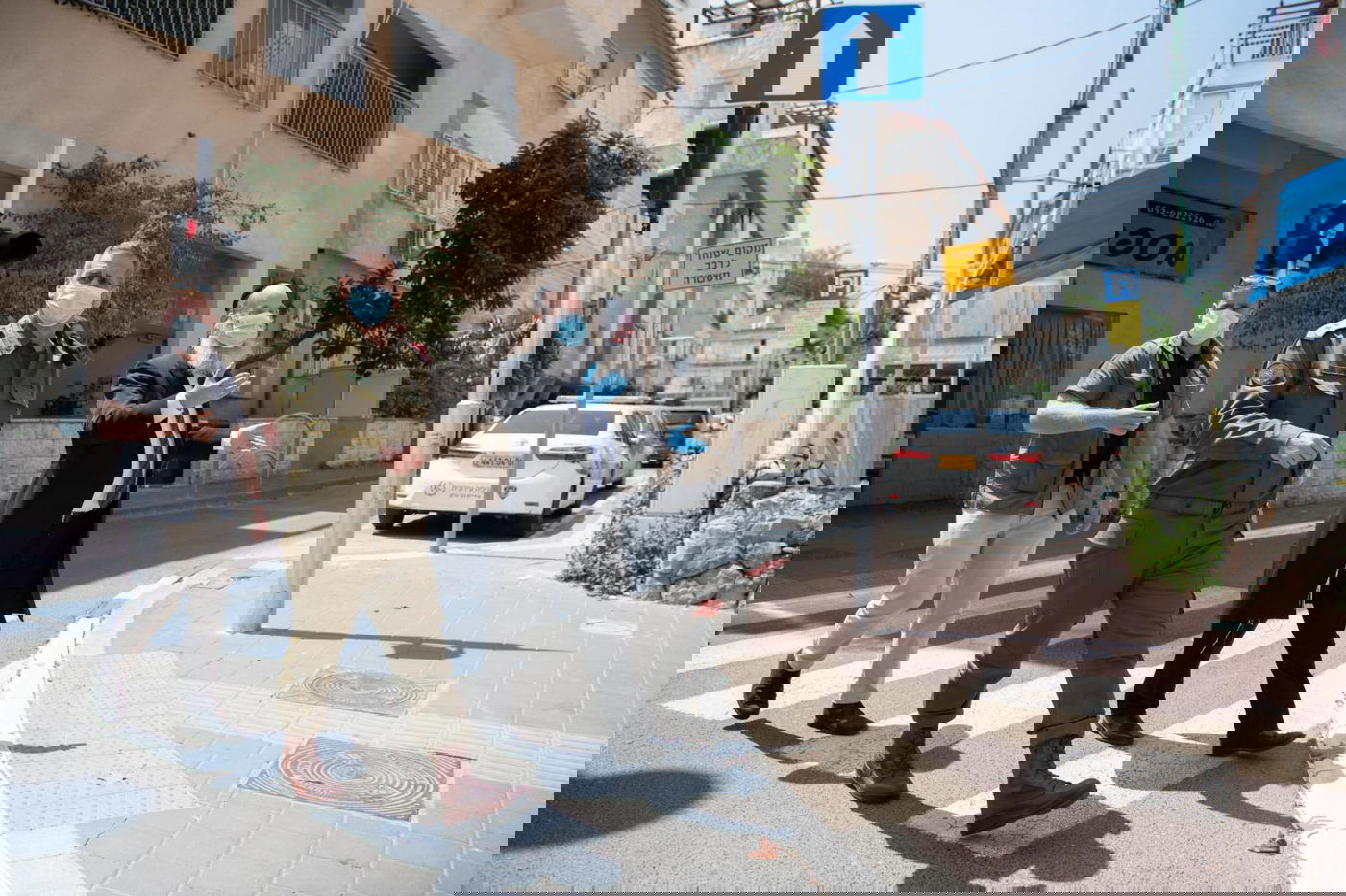 הרמטכ"ל ביקר בבני ברק וקיבל תנ"ך מתנה