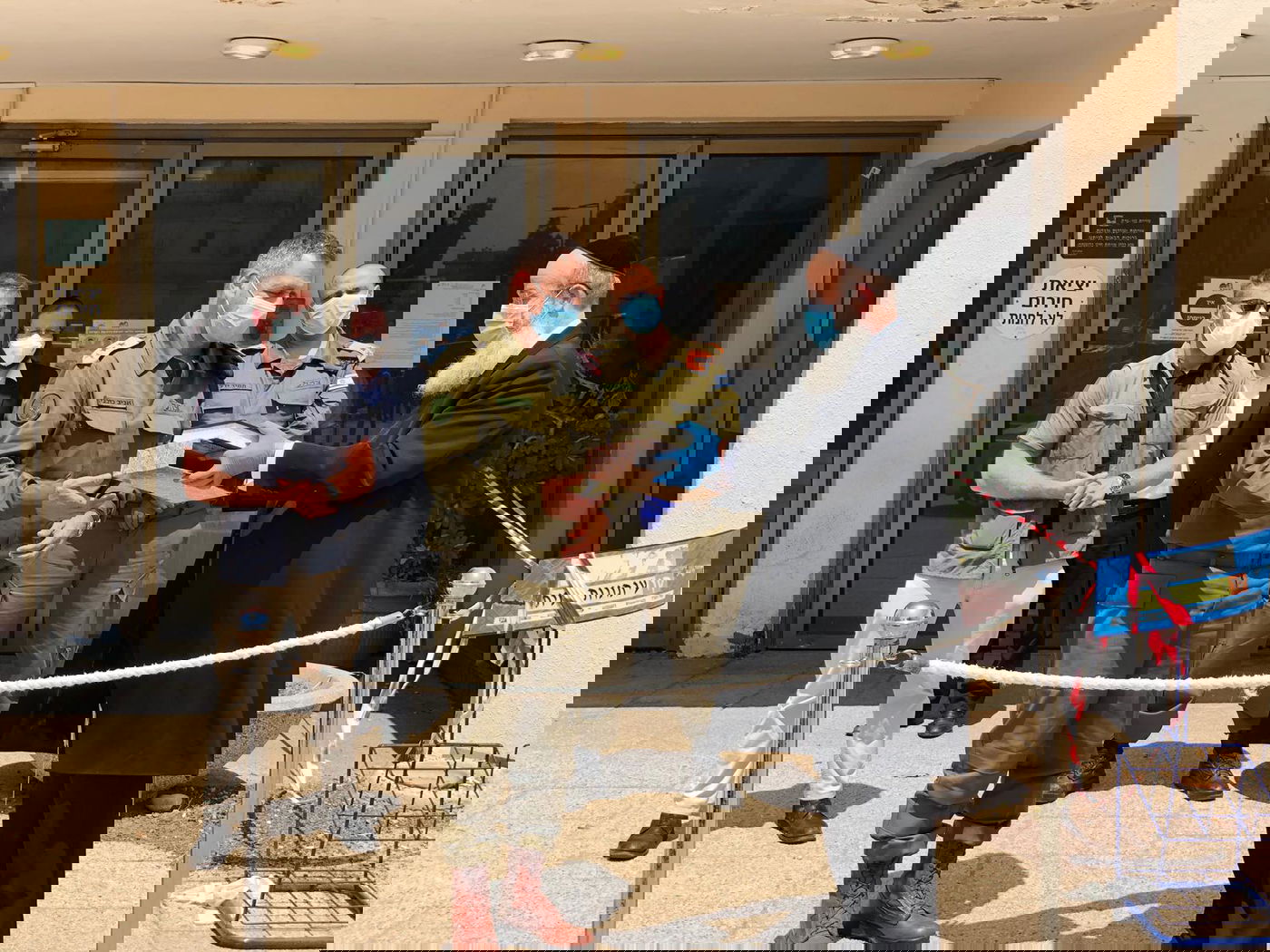 הרמטכ"ל ביקר בבני ברק וקיבל תנ"ך מתנה