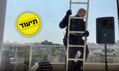 השוטר משתלשל מהסולם לעצור את התפילה