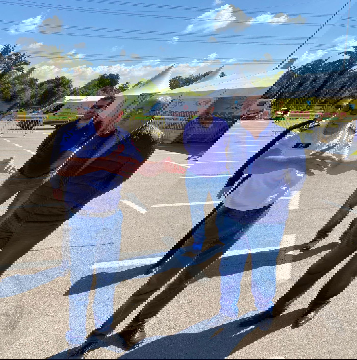 טיבי עם מנכ"ל מד"א, באחד הישובים