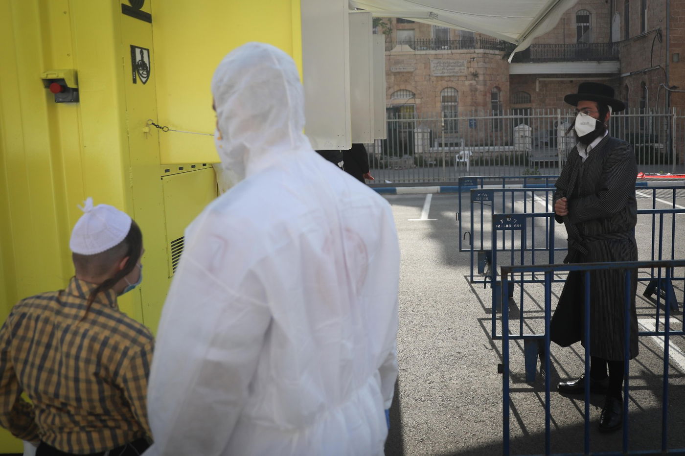 צפו: כך תושבי מאה שערים נבדקים מקורונה