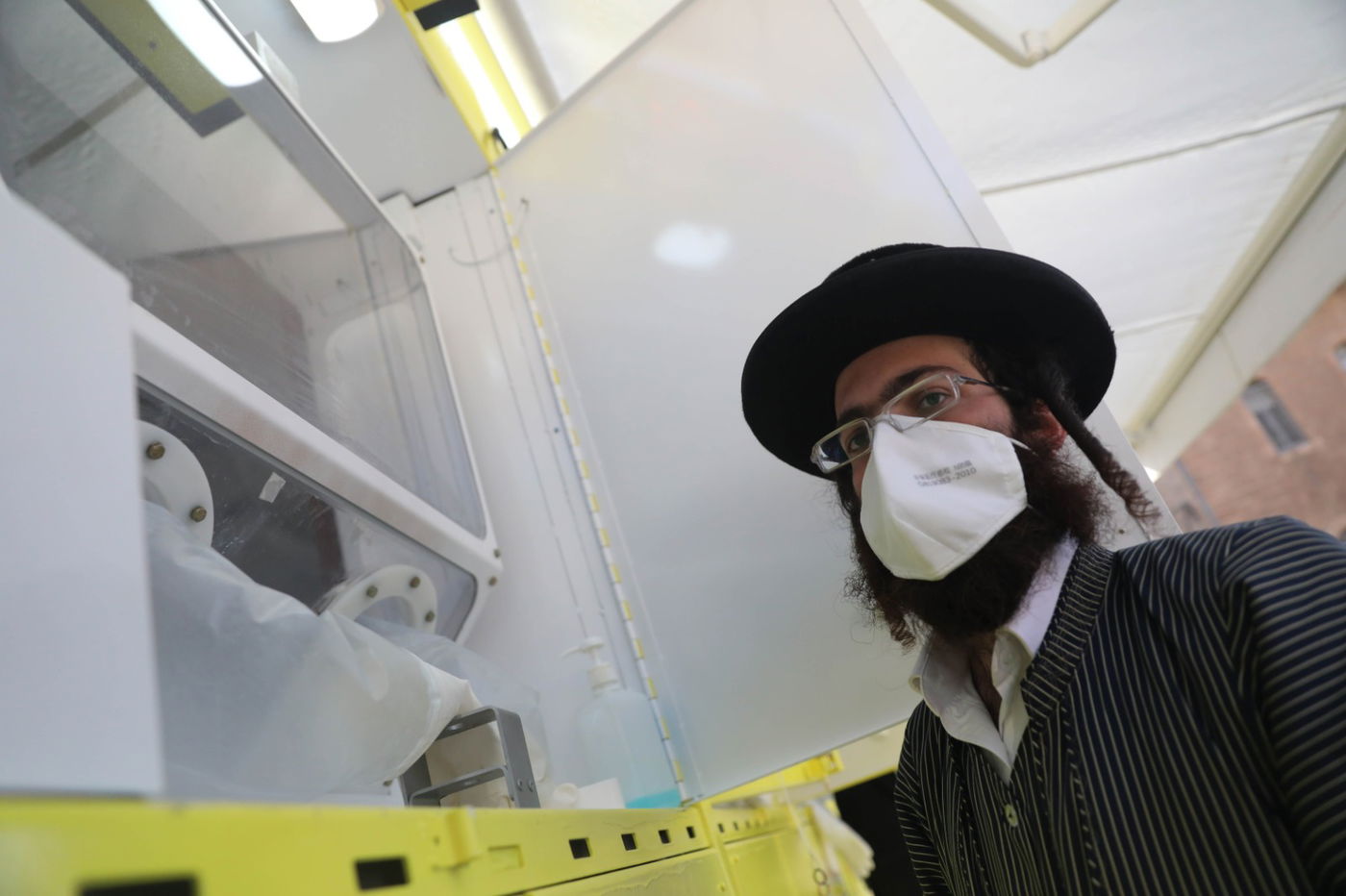 צפו: כך תושבי מאה שערים נבדקים מקורונה