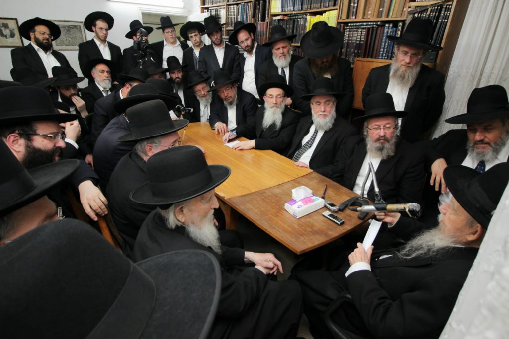 אסיפת חינוך במעונו של הגרי"ג אדלשטיין