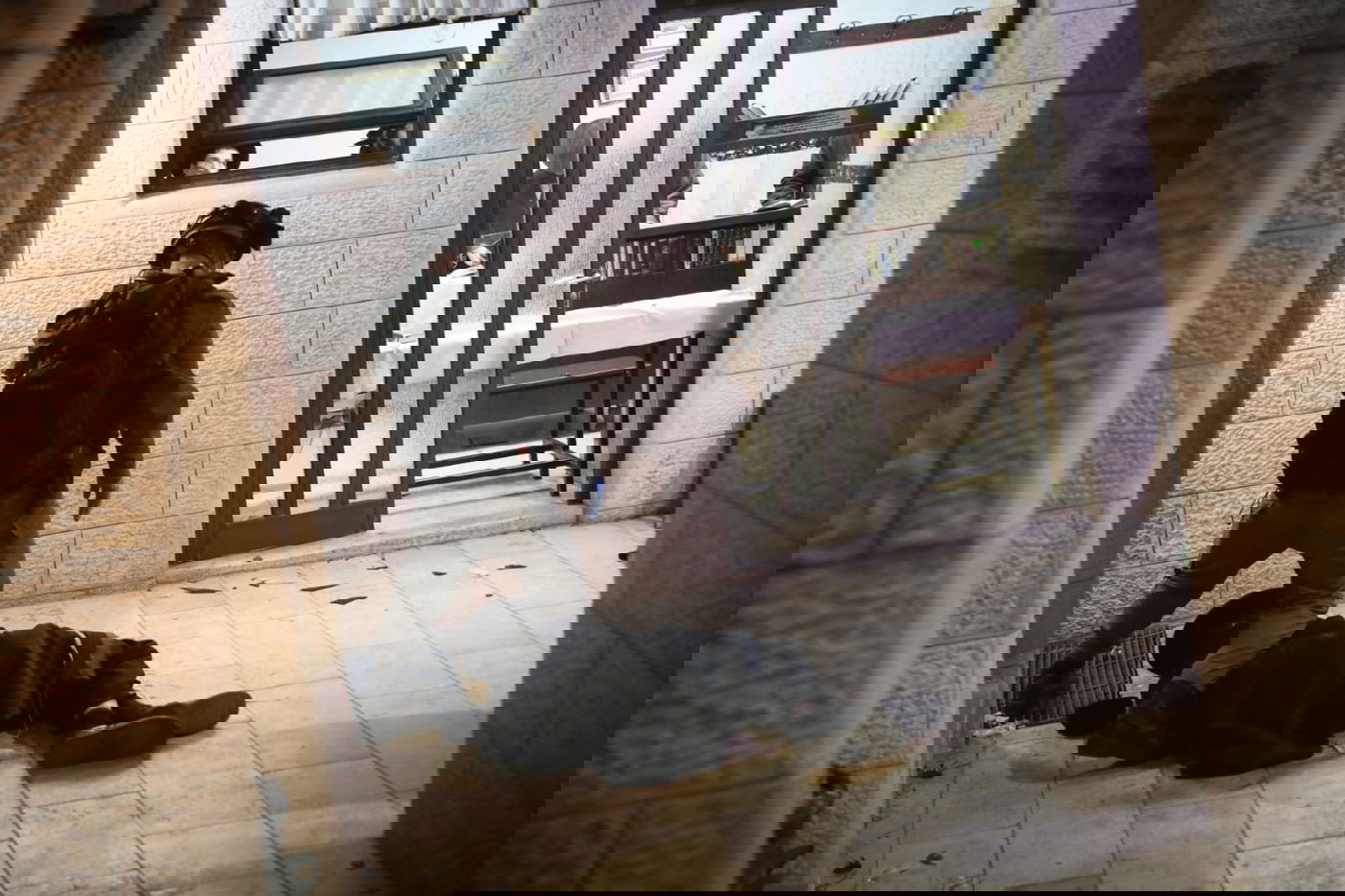 שוטרים הותקפו בידי קיצונים בביכנ"ס - והשליכו רימוני הלם