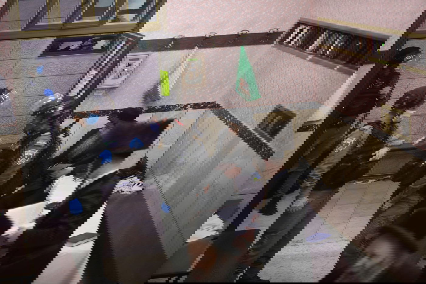 שוטרים הותקפו בידי קיצונים בביכנ"ס - והשליכו רימוני הלם