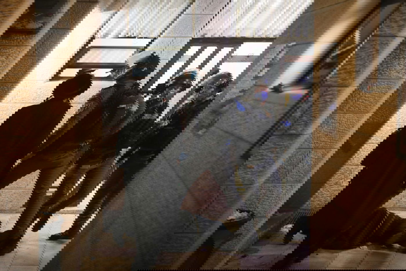 שוטרים הותקפו בידי קיצונים בביכנ"ס - והשליכו רימוני הלם