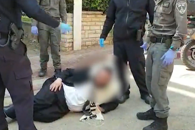 איש 'הפלג' נשכב על הכביש: "די לסגירת בתי הכנסת"