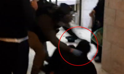 שוטר נותן אגרוף לבחור